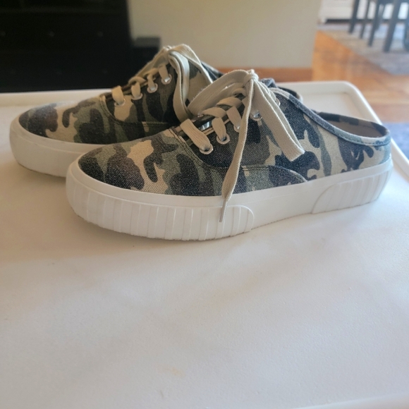 Steve Madden Camouflage Slip on Shoes - Picture 4 of 5